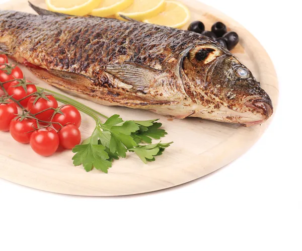 Grilled seabass on wooden platter closeup. — Stock Photo, Image