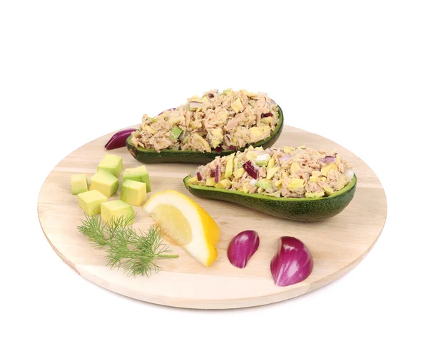 Avocadosalat mit Thunfisch auf Platte. — Stockfoto
