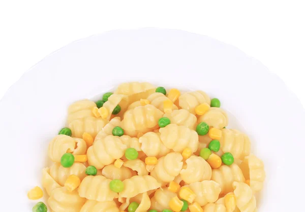 Pasta met groene erwten en maïs. — Stockfoto