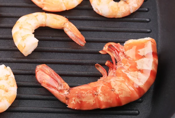 Cooked unshelled shrimps on frying pan. — Stock Photo, Image