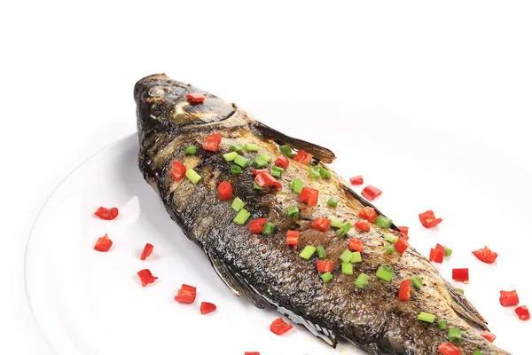 Kızarmış balık taze soğan ve kırmızı biber ile. — Stok fotoğraf