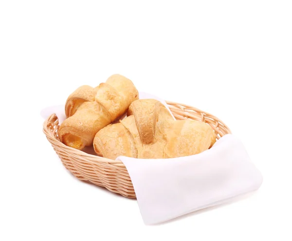 Croissanty nebo půlměsíce rohlíky v košíku. — Stock fotografie