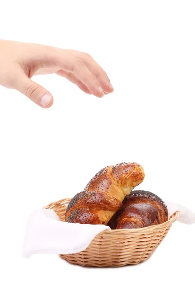 Mão acima croissants na cesta . — Fotografia de Stock