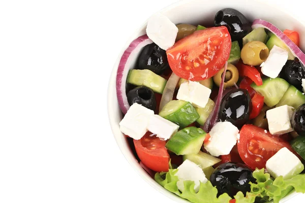 Frischer griechischer Salat in Tonschüssel. — Stockfoto