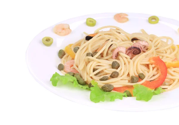 Meeresfrüchte-Salat mit Spaghetti. — Stockfoto