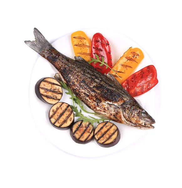 Peixe-marinho grelhado com legumes no prato . — Fotografia de Stock