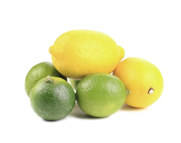 Verse limoen en citroen geïsoleerd op wit. — Stockfoto