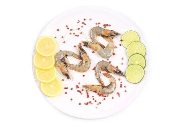 Crevettes crues sur assiette. Gros plan . — Photo