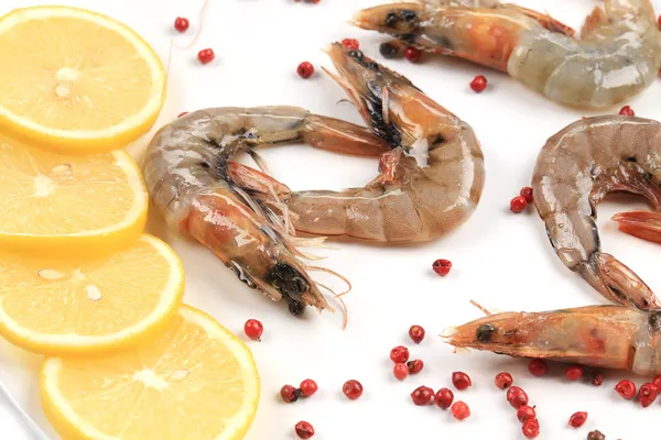 Raw shrimps on plate. Close up. — Stock Photo, Image