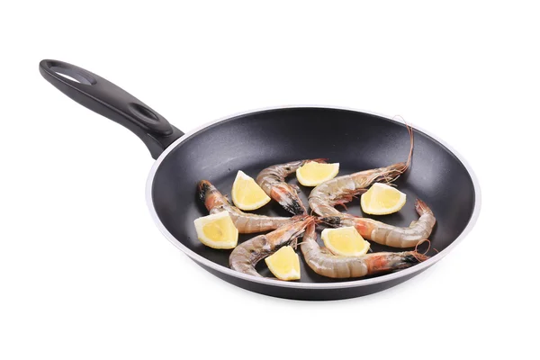 Råa räkor på pan med citron. — Stockfoto