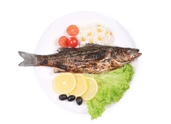 Peixe-marinho grelhado em prato com legumes . — Fotografia de Stock