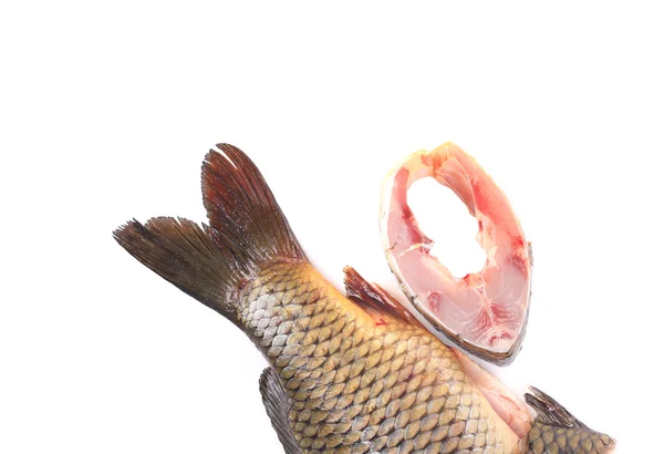 Filet i ogon świeżych ryb surowego karpia. — Zdjęcie stockowe