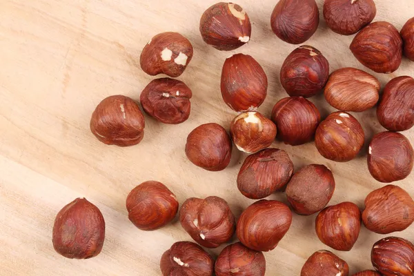 Heerlijke hazelnoten op een houten tafel. — Stockfoto