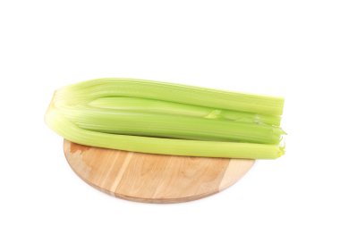 ahşap tabakta taze yeşil kereviz.