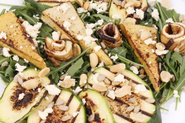 ızgara sebzeler ve tofu salatası.