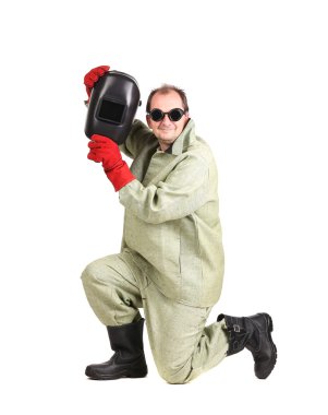 Kaynakçı maske holding işçi gülümseyen.