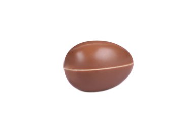 beyaz zemin üzerine çikolata yumurta.