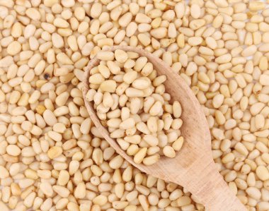 çam fıstığı closeup ve tahta kaşık.