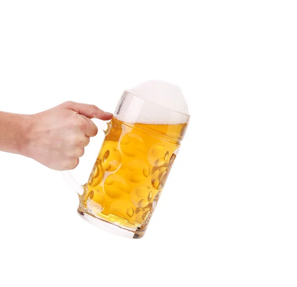Kubek piwa z pianki w ręku. — Zdjęcie stockowe