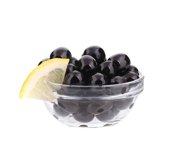 Olives noires dans un bol. — Photo