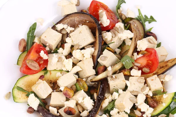 Salada com legumes grelhados e tofu . — Fotografia de Stock
