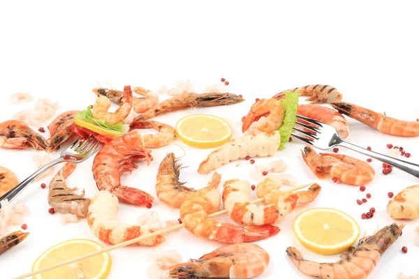 Fresh cooked shrimps composition with lemon. — Stock Photo, Image