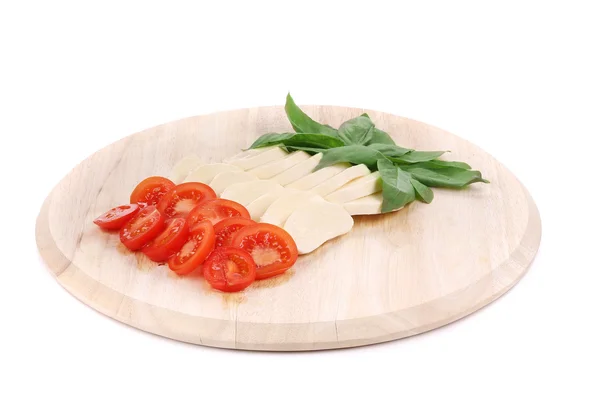 在盘子上的意大利番茄沙拉. — 图库照片