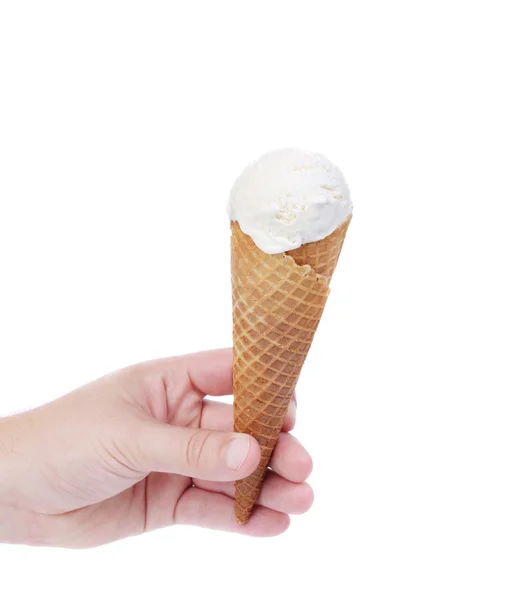 La mano sostiene el helado de vainilla de cono . — Foto de Stock