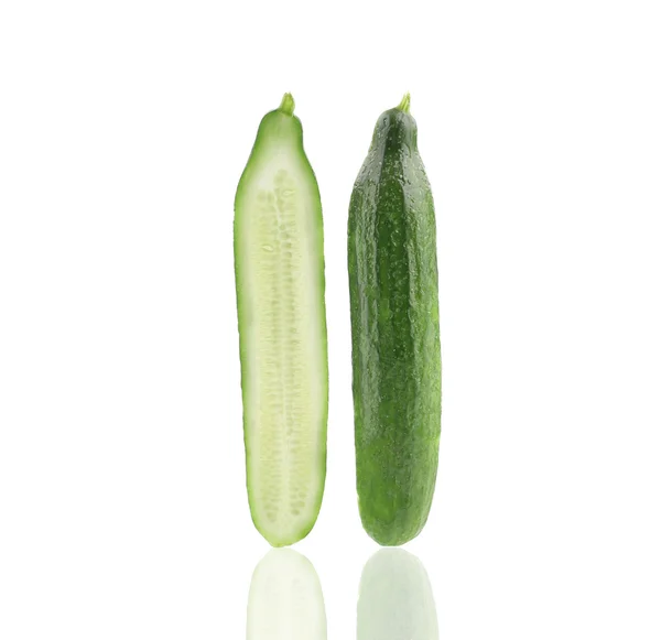 Twee plakjes komkommer. — Stockfoto