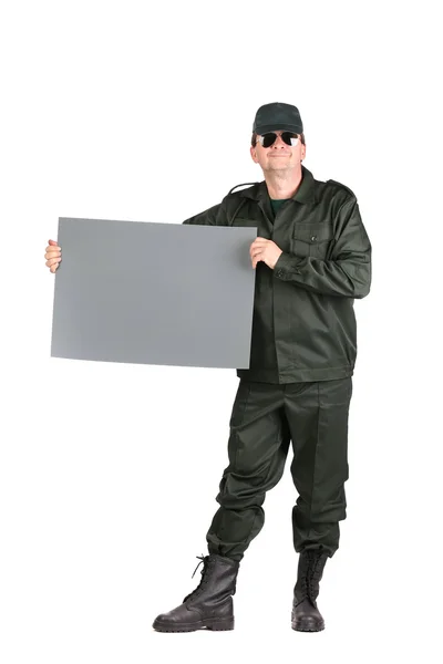 Человек в рабочей одежде стоит с бумагой . — стоковое фото