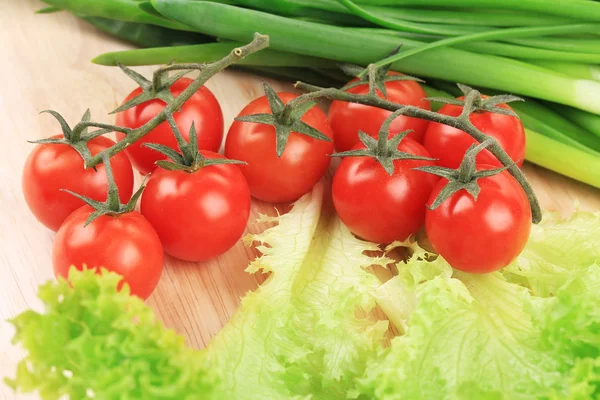 Verduras frescas en la tabla de cortar . —  Fotos de Stock