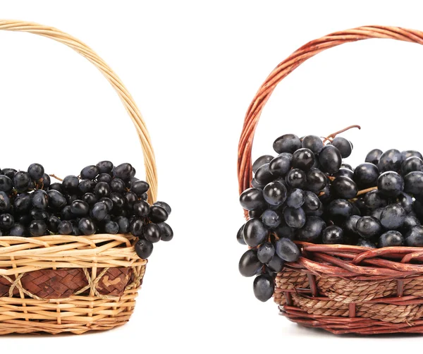 Dwa kosz z czerwonych winogron. — Zdjęcie stockowe