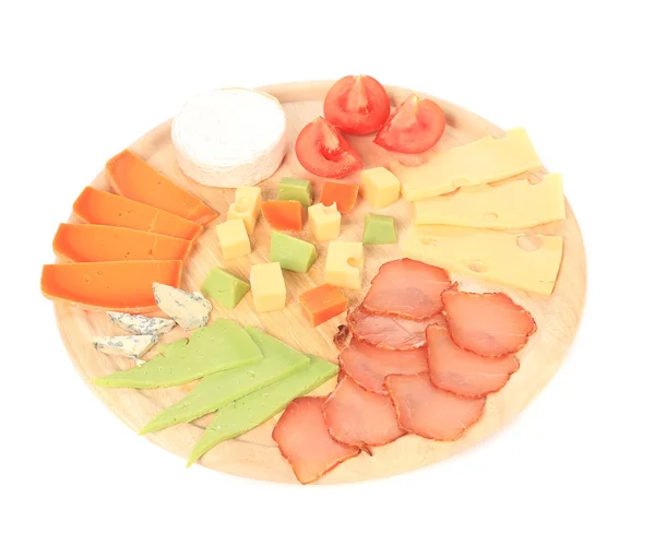 Carne e queijo na mesa de madeira . — Fotografia de Stock