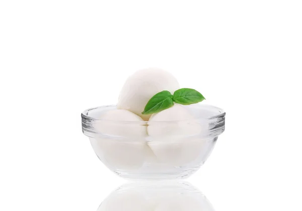 Bolas de mozzarella en cuenco de vidrio . — Foto de Stock