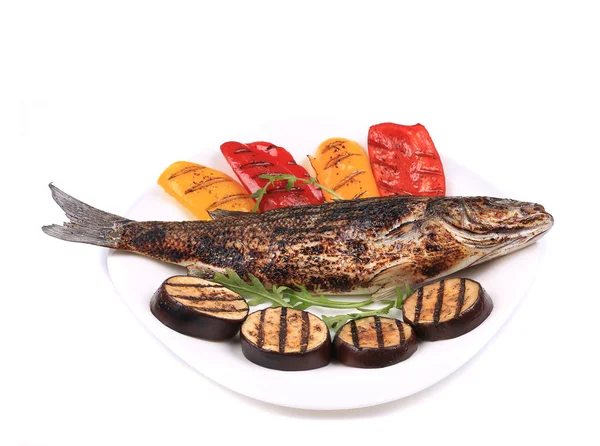 烤海鲈鱼配蔬菜在板上. — 图库照片