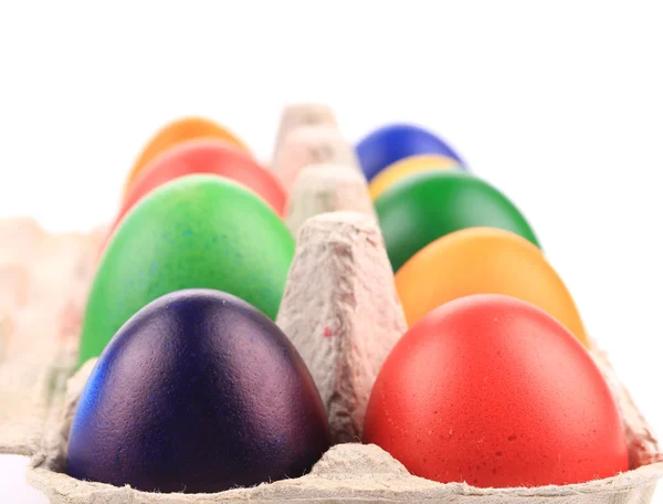 Caixa de papelão com ovos de Páscoa coloridos . — Fotografia de Stock