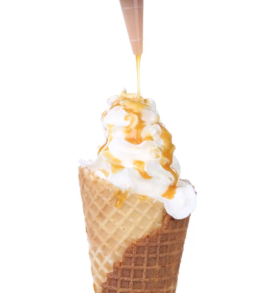 Creme de gelo branco em cone . — Fotografia de Stock
