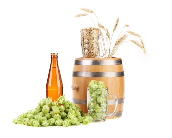 Barrel mug with hops and bottle of beer. — Stock Photo, Image