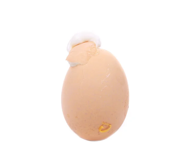 Варёное яйцо на белом . — стоковое фото
