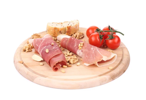 Composizione di prosciutto su piatto di legno . — Foto Stock