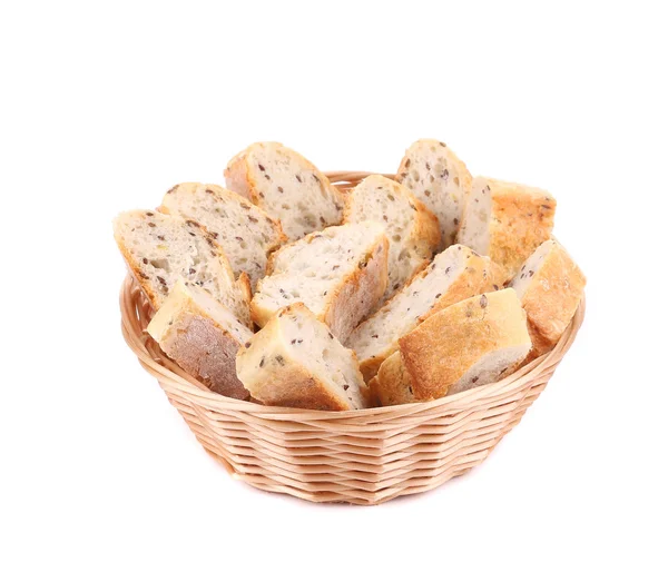 Weidenkorb mit Brotscheiben auf Tischdecke. — Stockfoto