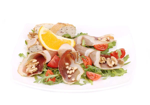 Salat mit Rucola und Schinken. — Stockfoto