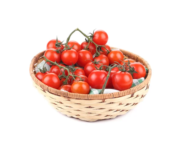 Cesta de vime com tomate cereja . — Fotografia de Stock