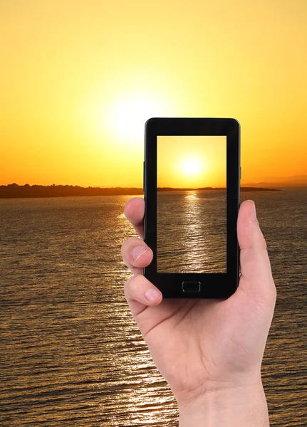 Taking sunset photo on smartphone. — Stock Photo, Image