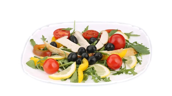 Kippensalade met tomaten en olijven. — Stockfoto