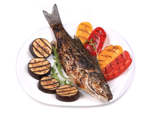 Жареная морская рыба с овощами . — стоковое фото