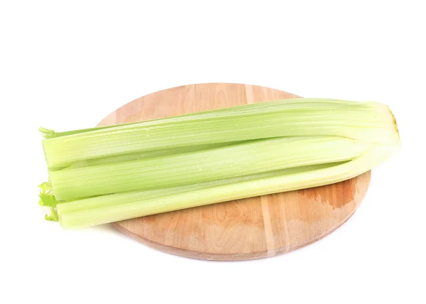 Čerstvý celer na dřevěný talíř. — Stock fotografie