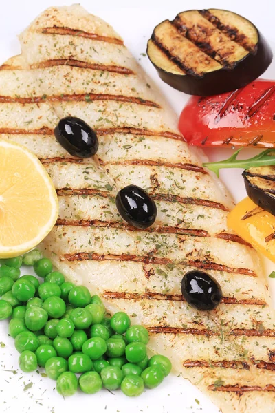 グリルした魚のフィレとおいしい野菜. — ストック写真