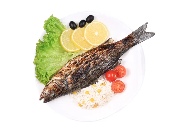 Рыба-гриль с овощами на тарелке . — стоковое фото
