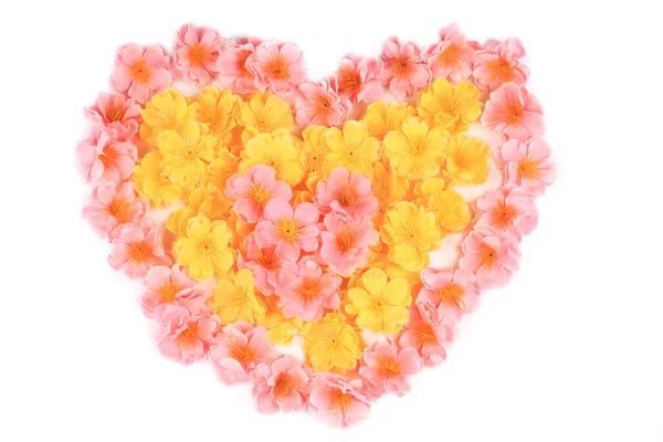 Sztuczne kwiaty w kształcie serca. — Zdjęcie stockowe